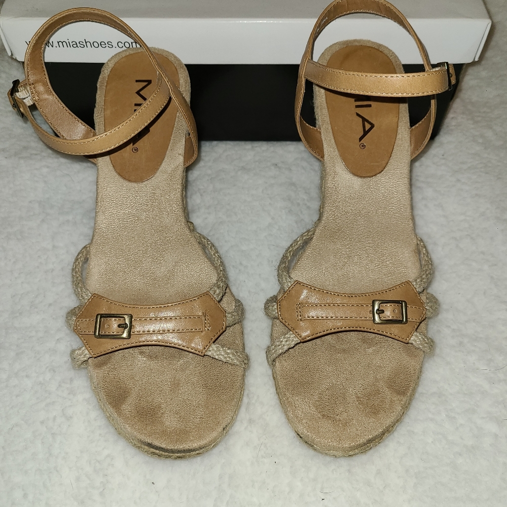 MIA Gwen wedge sandle in natural leather size 7.5